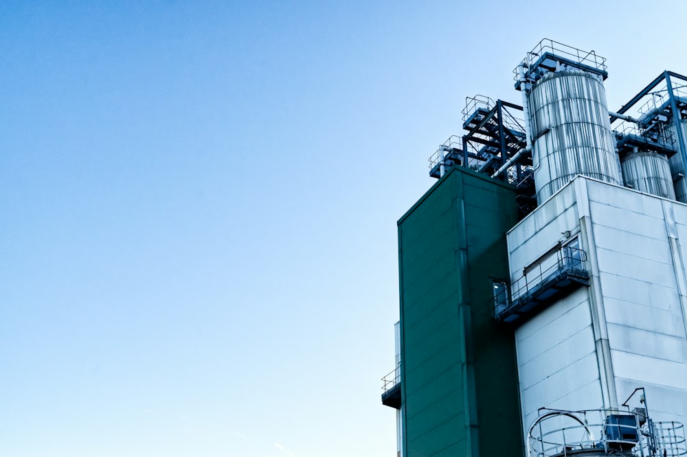 Imagen ilustrativa de una planta industrial de materiales de construcción